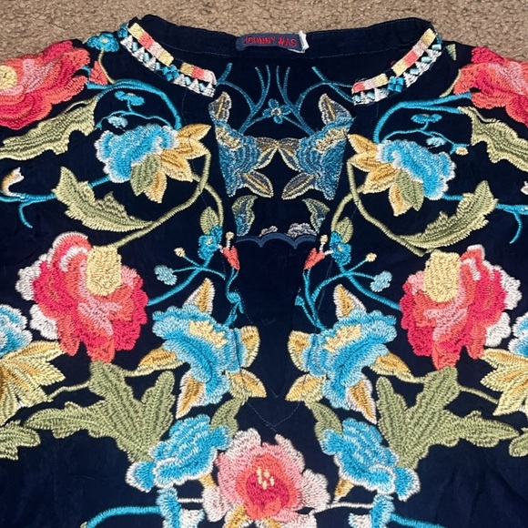 Johnny Was JWLA Embroidered Floral Roll-Tab Tunic Blouse Boho Navy Blue Medium - Picture 3 of 9